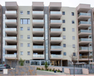 edificio con balconi in vetro