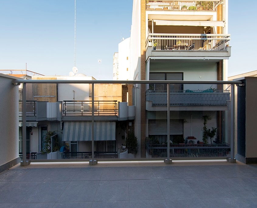 balcone di vetro affaccio sui palazzi