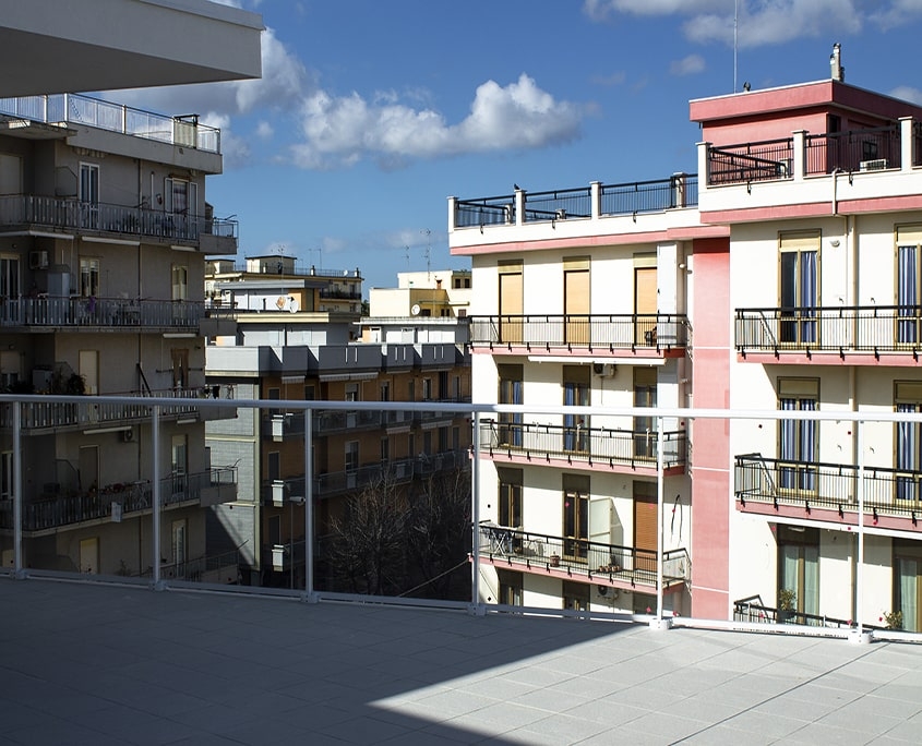 balaustra in vetro trasparente e palazzi