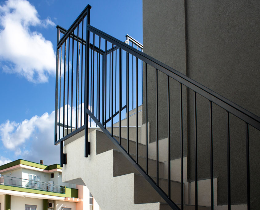 scala in ferro e cielo azzurro